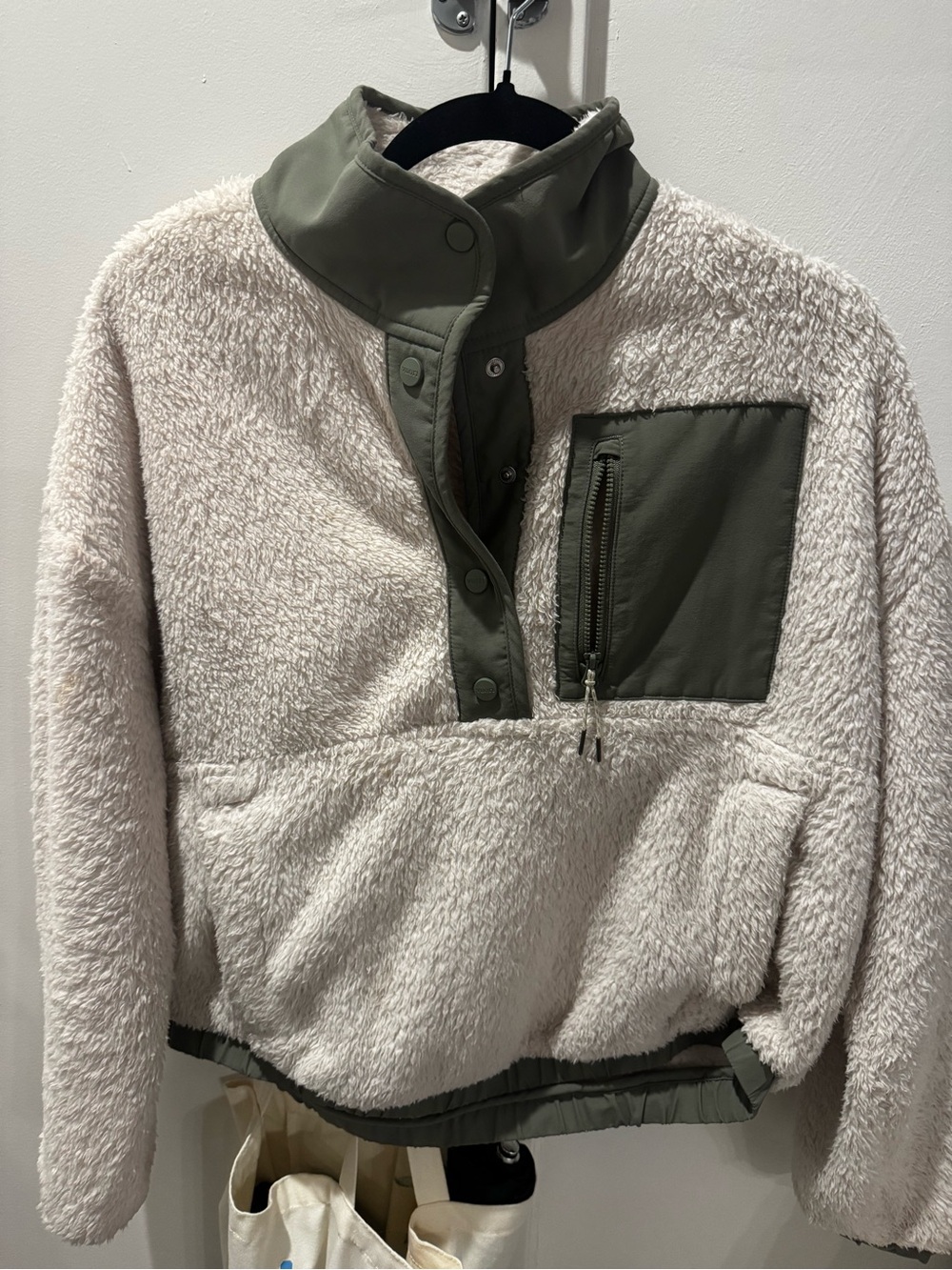 Vuori Cream Sherpa Jacket with Olive Zip Pocket